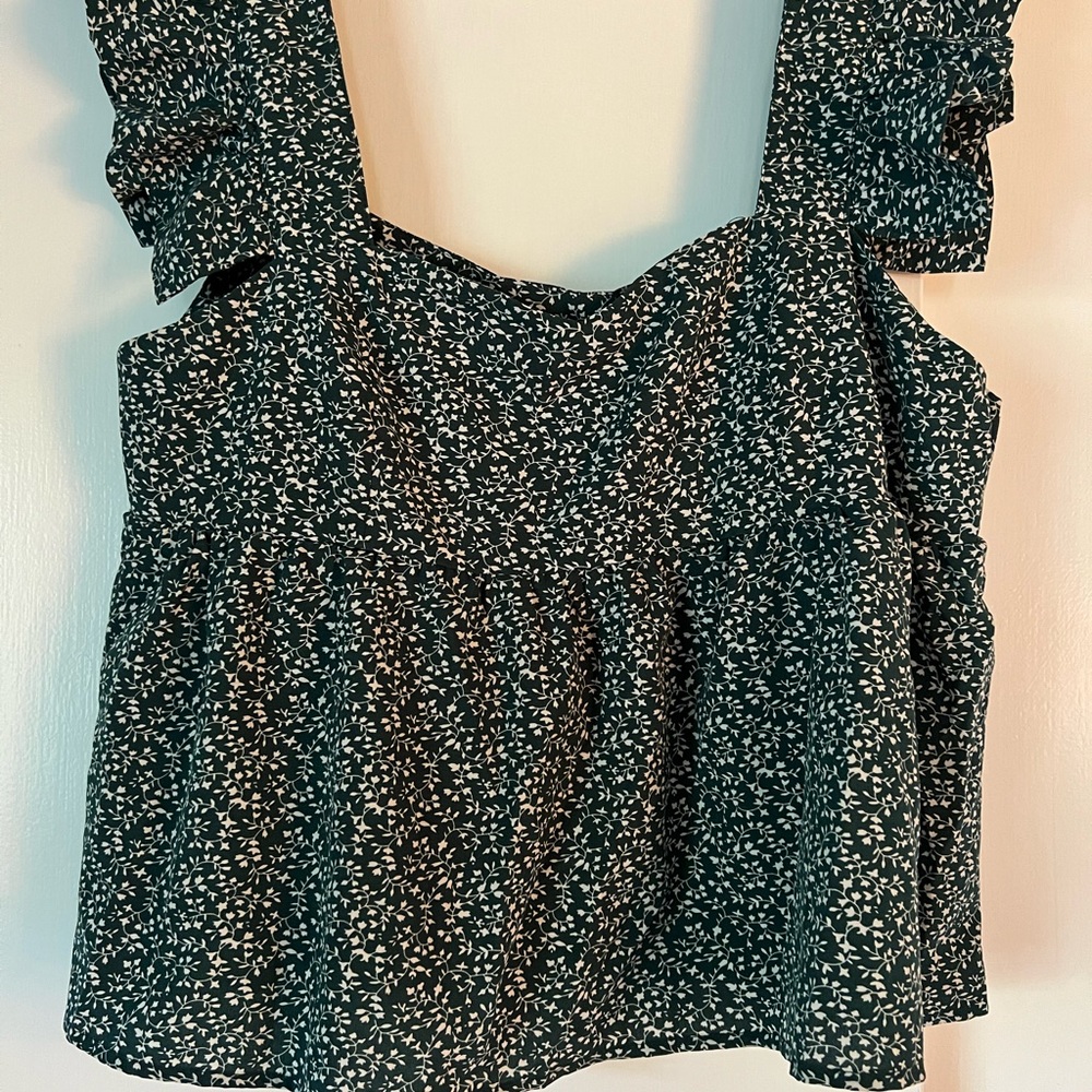 SHEIN Black and White Ruffled Sleeveless Blouse